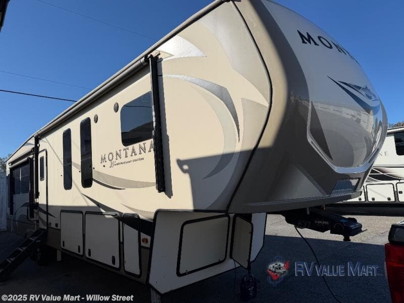 Used 2019 Keystone Montana 3855BR available in Willow Street, Pennsylvania