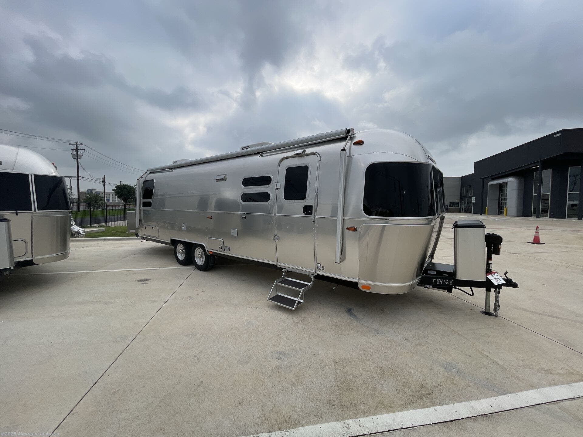 New 2025 Airstream Globetrotter 30RB available in Buda, Texas