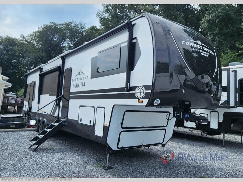New 2025 East to West Takoda 399TH available in Manheim, Pennsylvania