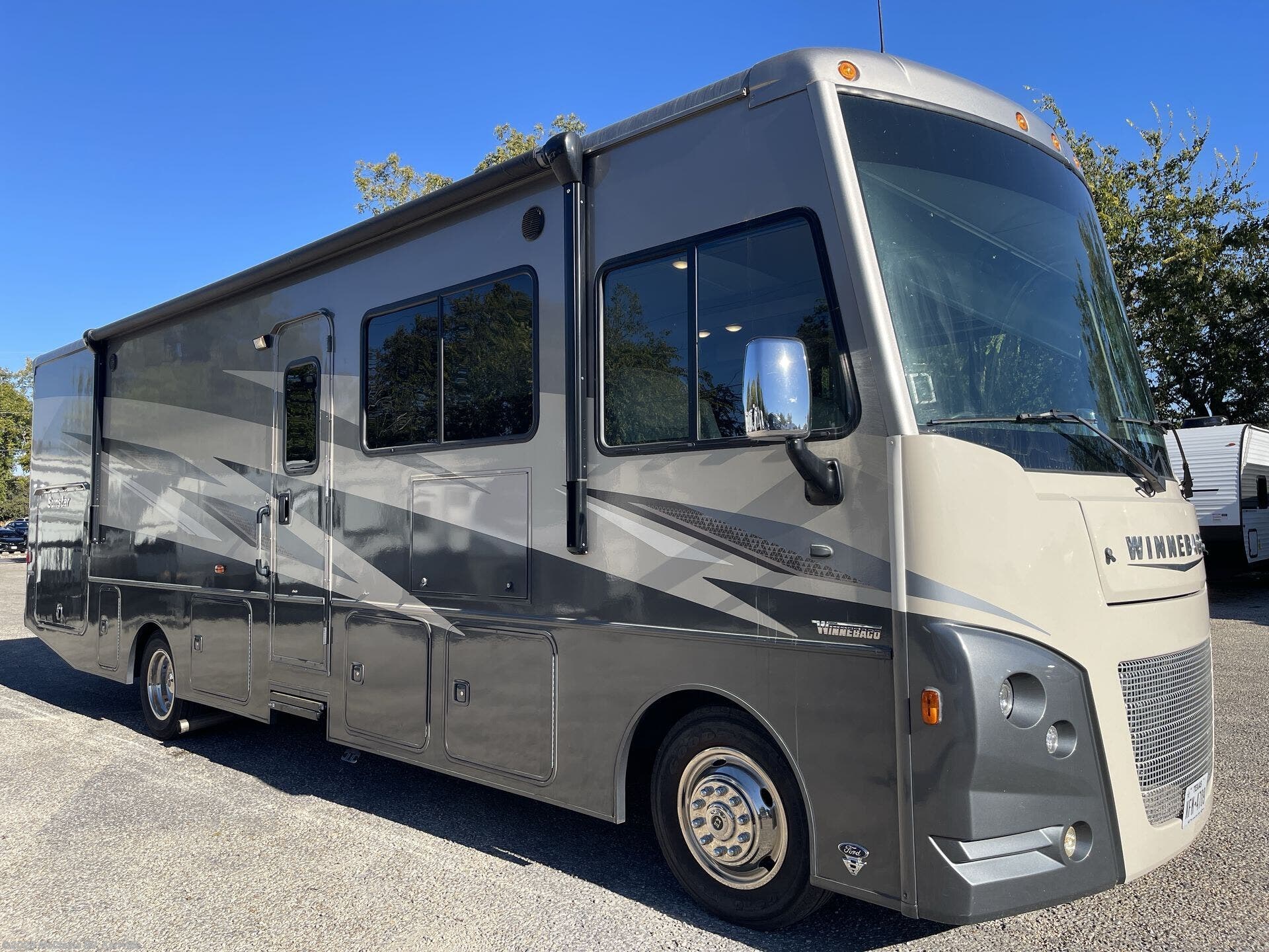 Used 2022 Itasca Sunstar 31B available in Kerrville, Texas