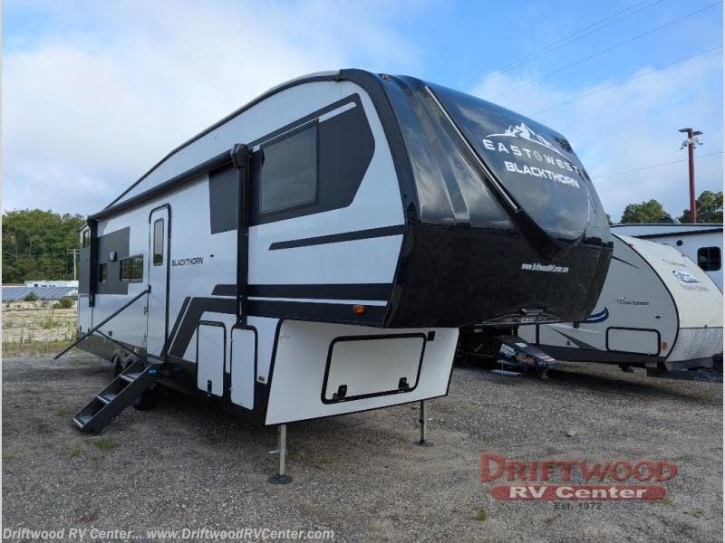 Used 2024 East to West Blackthorn Half-Ton 27BH-OK available in Clermont, New Jersey