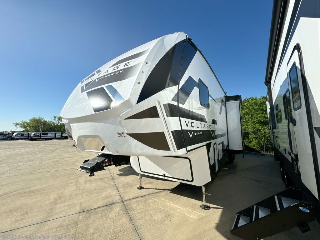 Used 2024  Dutchmen Voltage V-Series 3500 by Dutchmen from Blue Compass RV Boerne in Boerne, TX