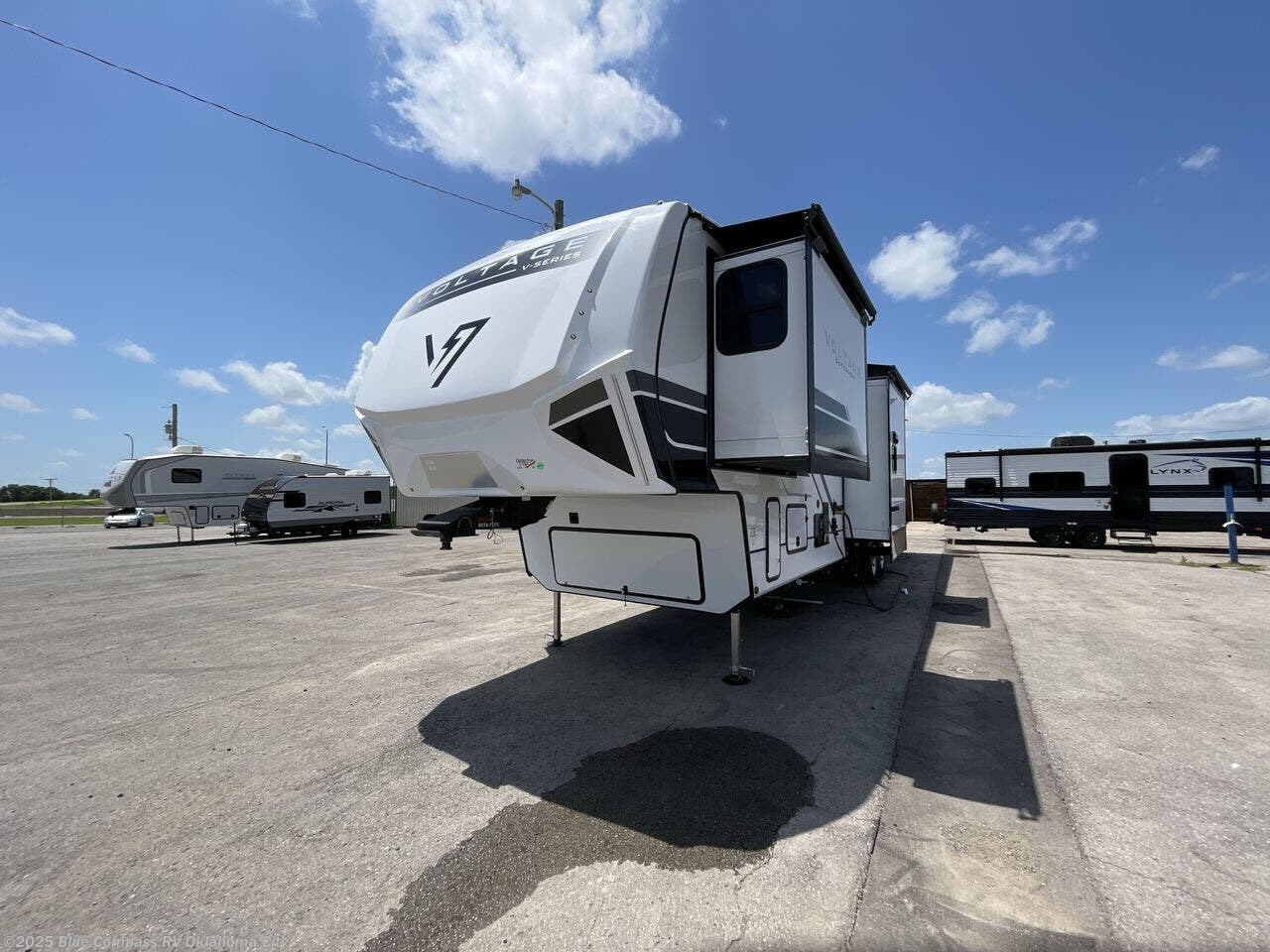 New 2025 Dutchmen Voltage V-Series 3850 available in Norman, Oklahoma