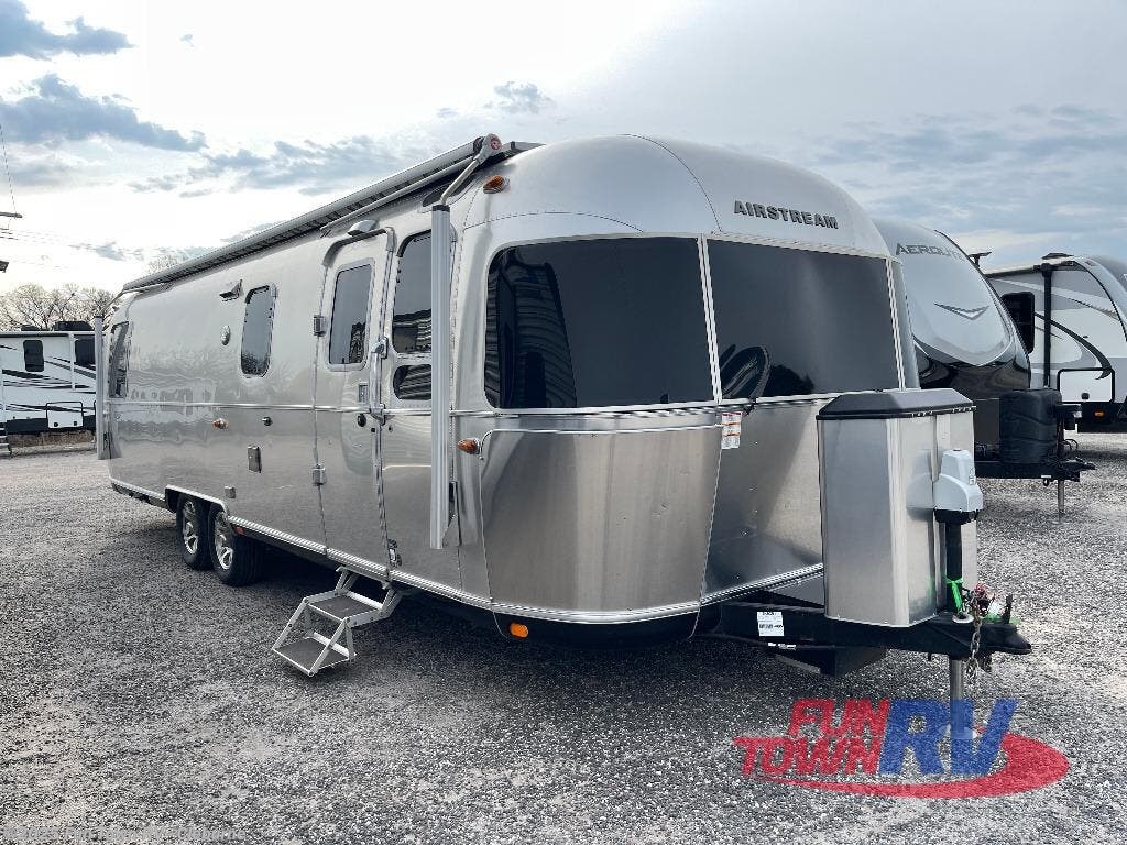 Used 2019 Airstream Classic 30RB available in Cleburne, Texas