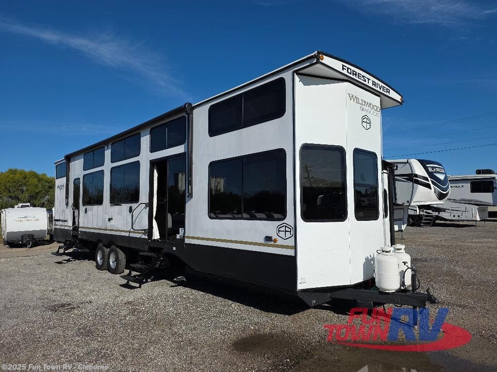 Used 2025 Forest River Wildwood Grand Lodge 42VIEW available in Cleburne, Texas