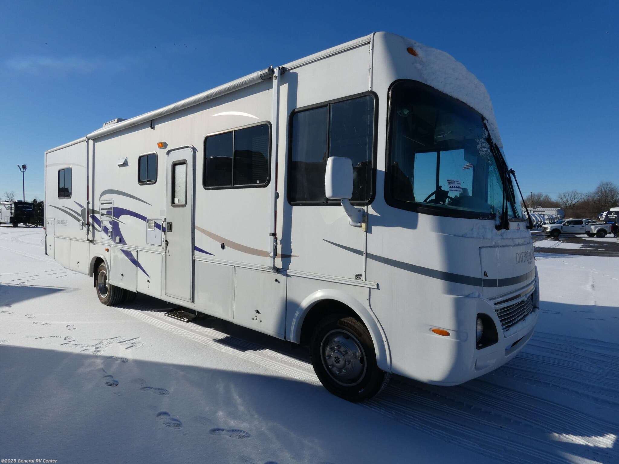 Used 2004 Thor Motor Coach Daybreak 3270 available in Brownstown Township, Michigan