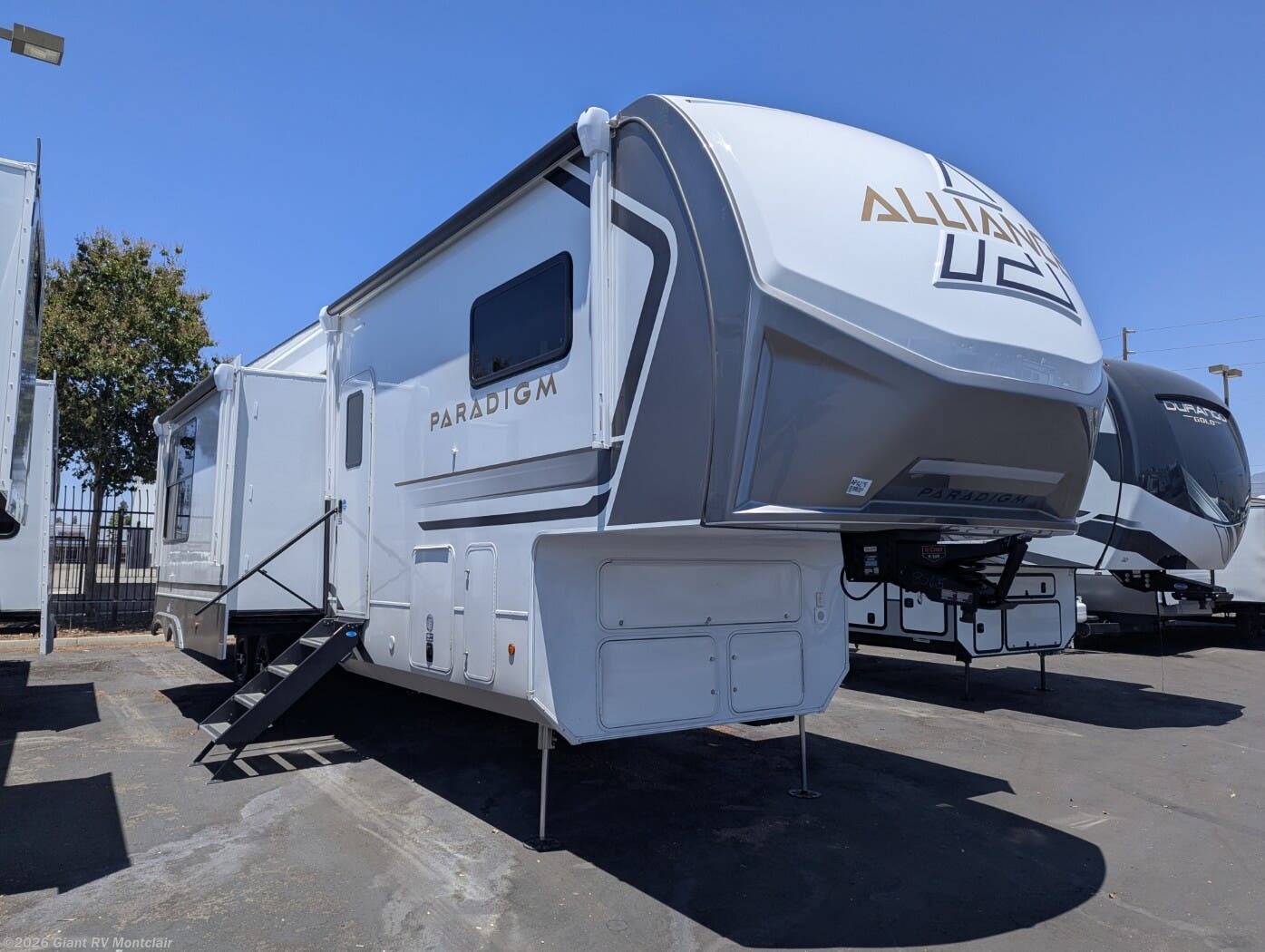 New 2026 Alliance RV Paradigm 395DS available in Montclair, California