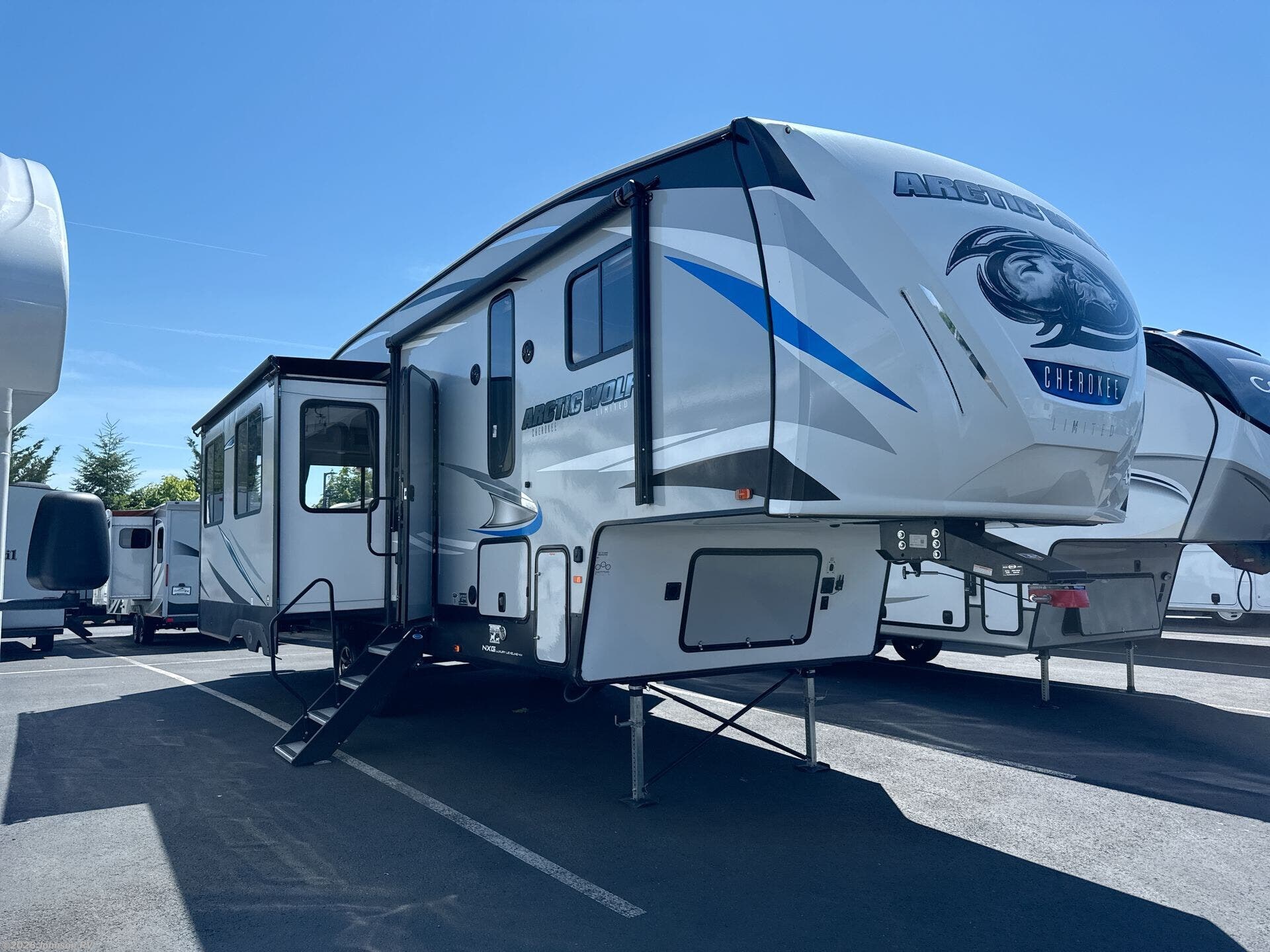 Used 2020 Cherokee  ARCTIC WOLF 291RL available in Sandy, Oregon