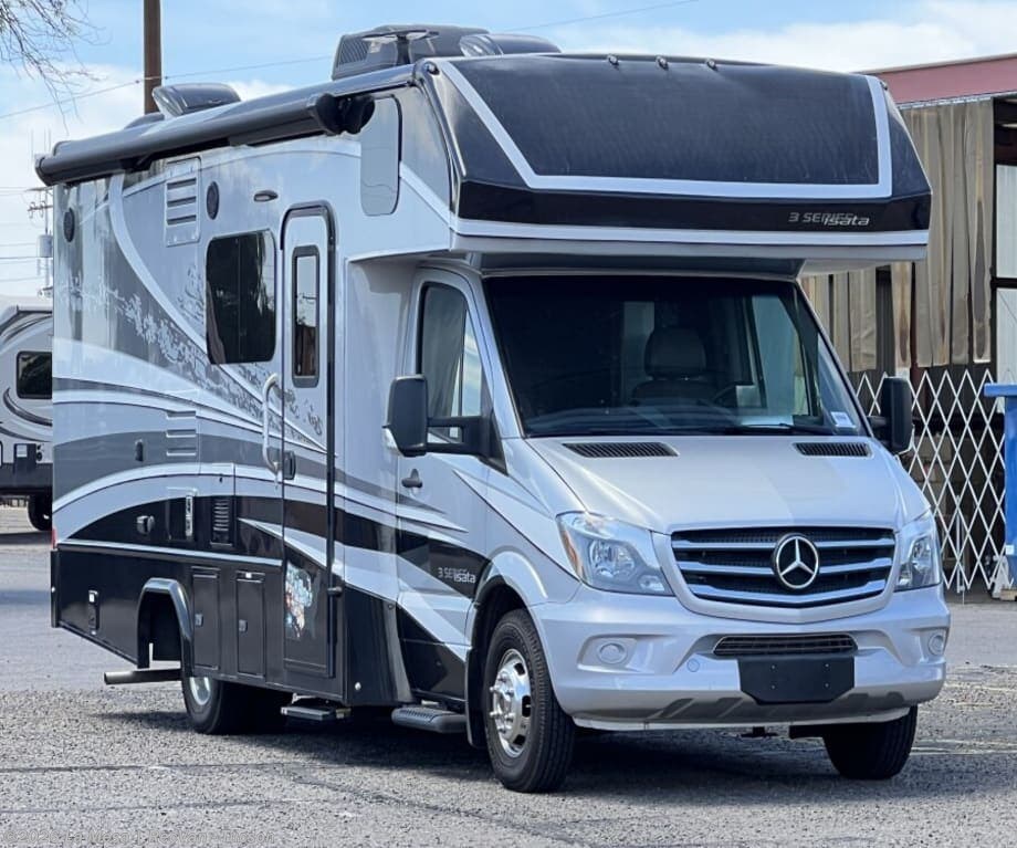 Used 2018 Dynamax Corp  ISATA 3 24FWM available in Tucson, Arizona