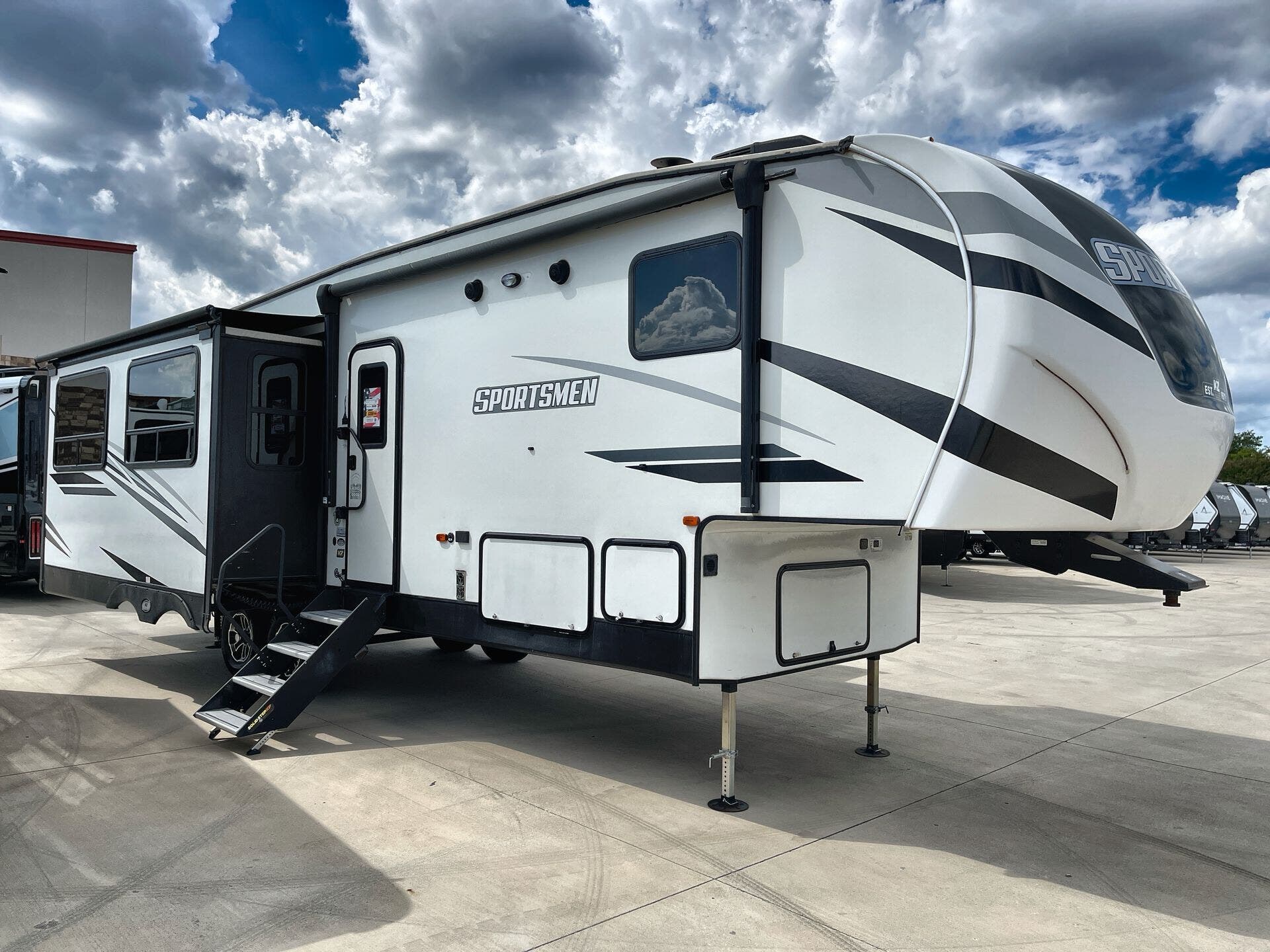 Used 2022 K-Z Sportsmen 303MB available in Sanger, Texas