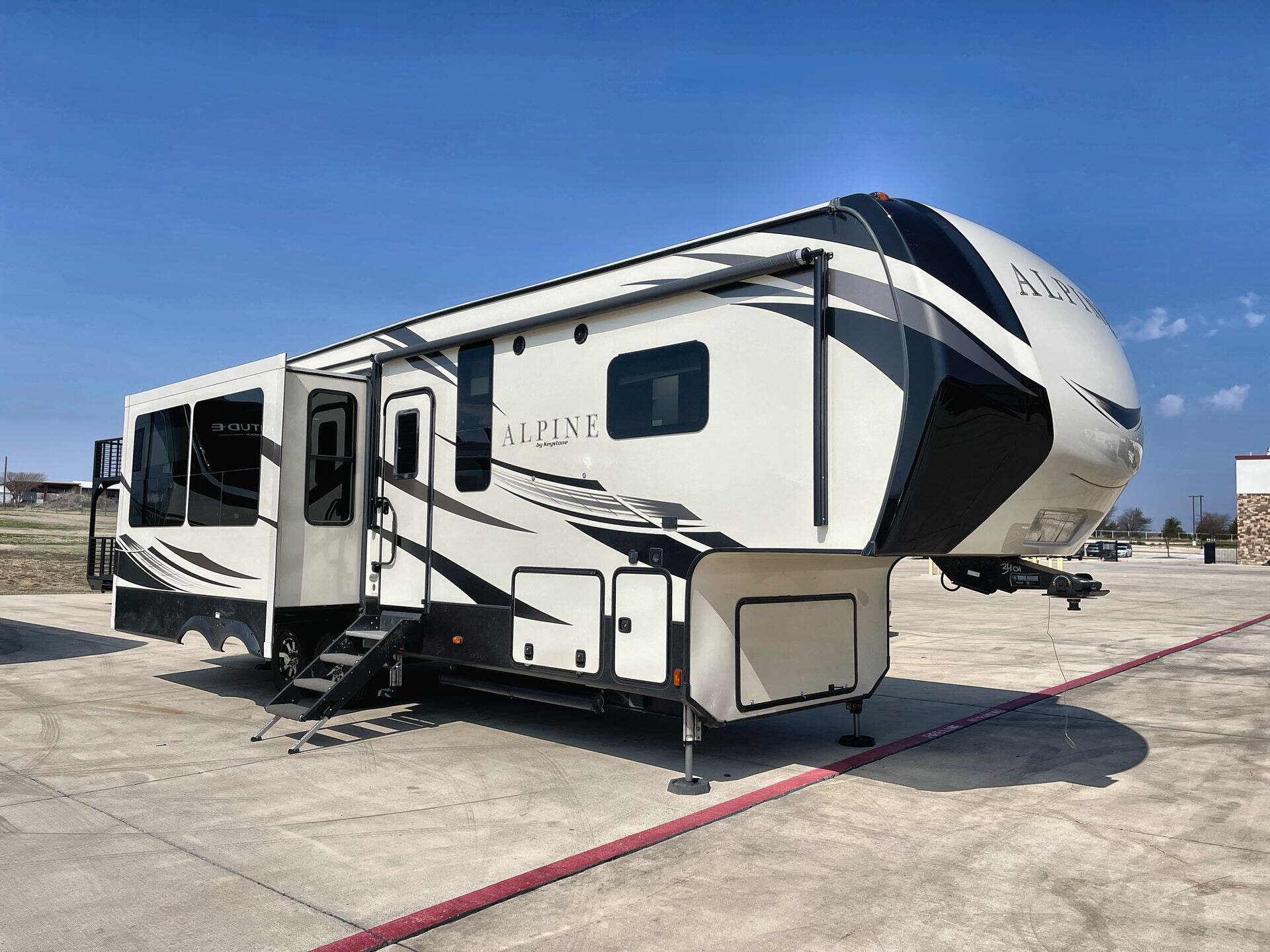 Used 2018 Keystone Alpine 340IRS available in Sanger, Texas