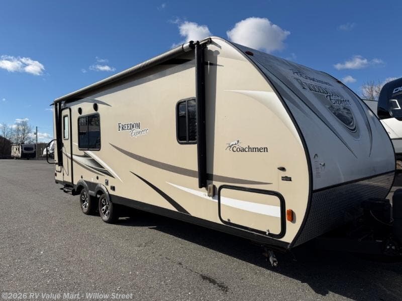 Used 2017  Coachmen Freedom Express Ultra Lite 246RKS by Coachmen from RV Value Mart - Willow Street in Willow Street, PA