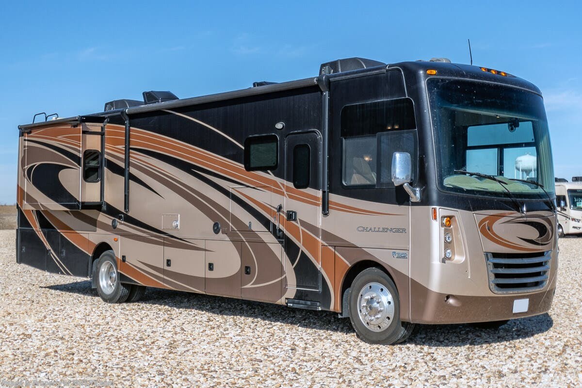 Used 2017  Thor Motor Coach Challenger 37LX by Thor Motor Coach from Motor Home Specialist in Alvarado, TX
