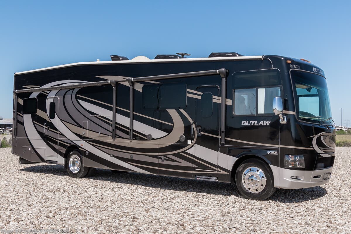 Used 2018  Thor Motor Coach Outlaw 37BG by Thor Motor Coach from Motor Home Specialist in Alvarado, TX