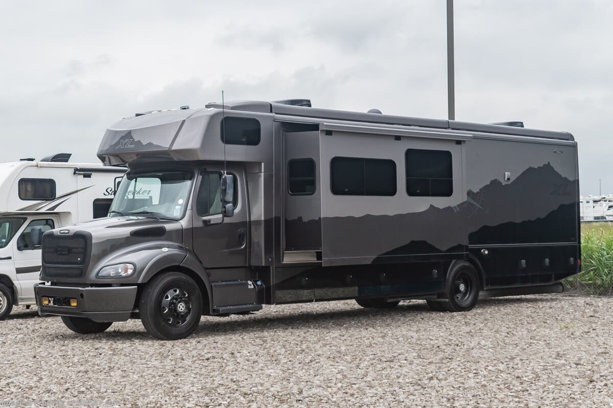 Used 2024 Dynamax Corp Dynaquest XL 3801TS available in Alvarado, Texas