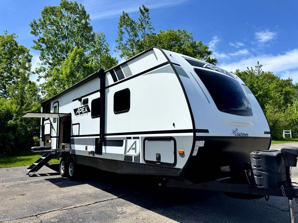 Used 2022 Coachmen Apex Ultra-Lite 284BHSS available in Belleville, Michigan