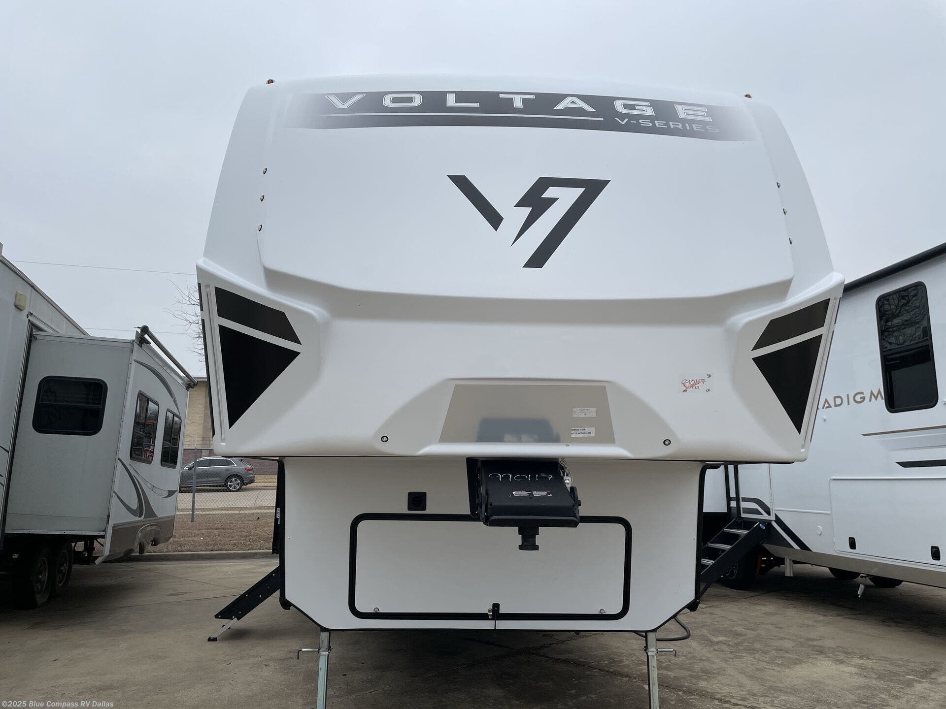 New 2025 Dutchmen Voltage V-Series 3500 available in Mesquite, Texas