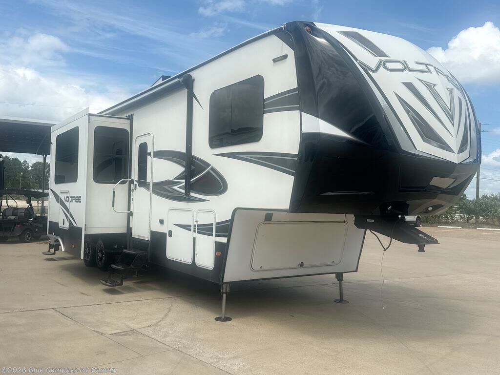 Used 2017 Dutchmen Voltage M3605 available in Wills Point, Texas