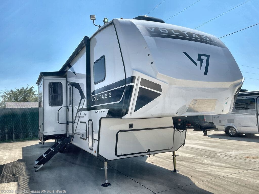 New 2025 Dutchmen Voltage V-Series 3600 available in Fort Worth, Texas