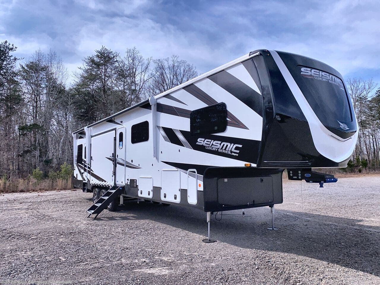 New 2025 Jayco Seismic Luxury Series 4113 available in Ringgold, Virginia