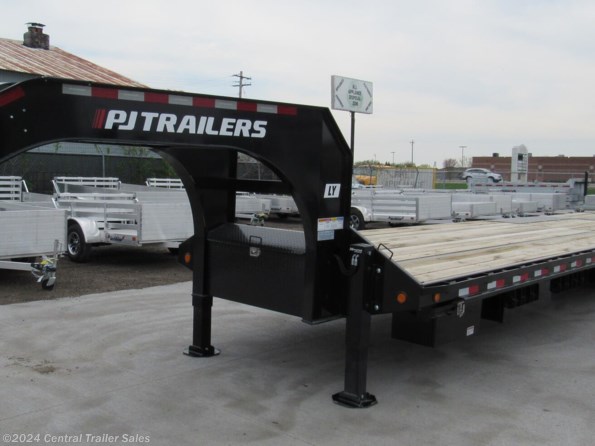 2023 PJ Trailers (LY) Low-Pro with Hydraulic Dove available in East Bethel, MN