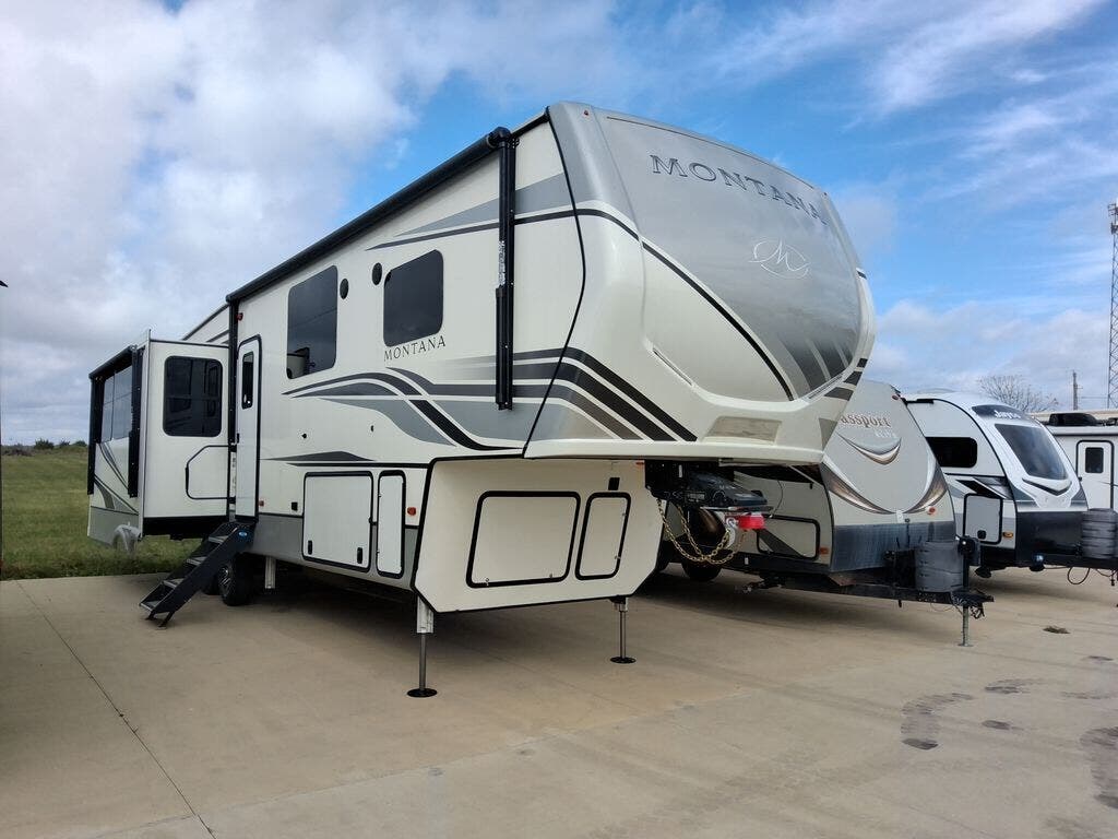 Used 2022 Keystone Montana 3231CK available in Strafford, Missouri