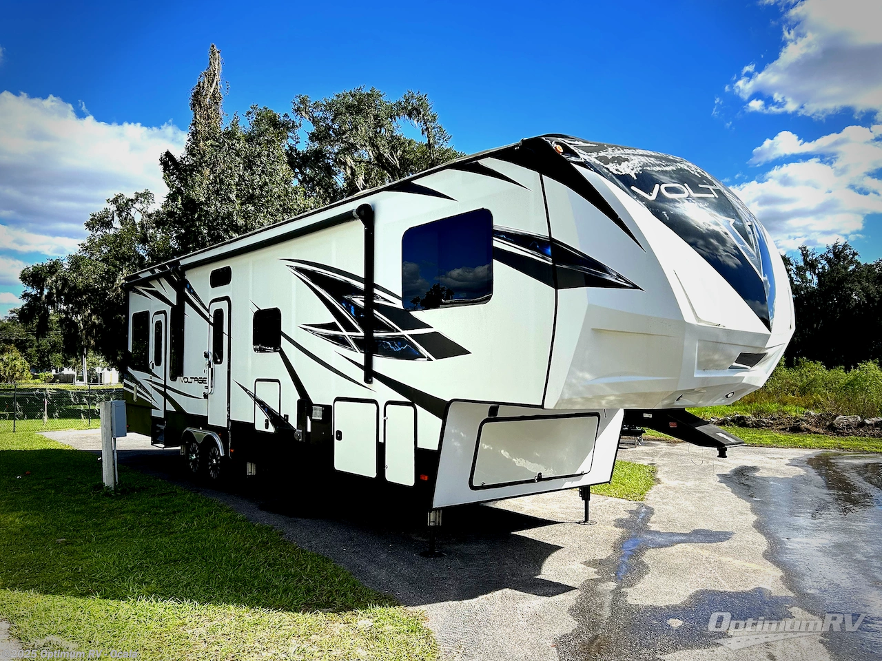Used 2018 Dutchmen Voltage V3705 available in Ocala, Florida