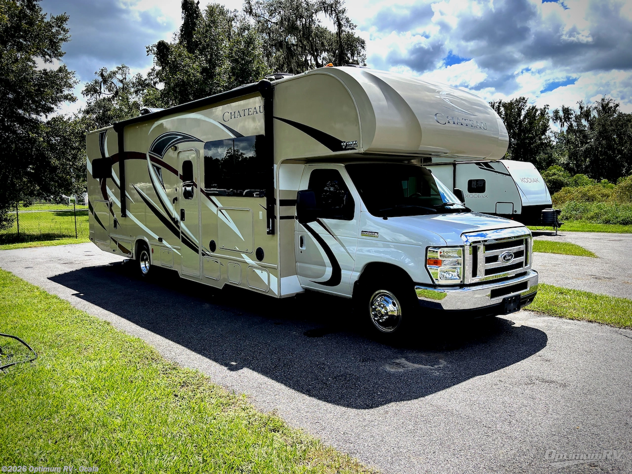 Used 2017  Thor  Chateau 31W by Thor from Optimum RV - Ocala in Ocala, FL