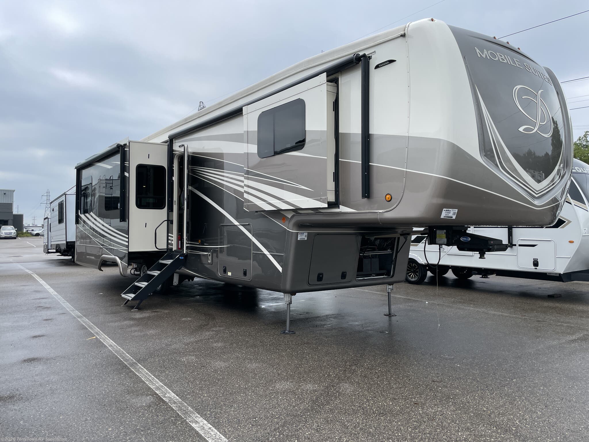 New 2022 DRV Mobile Suites 40KSSB4 available in Grand Rapids, Michigan
