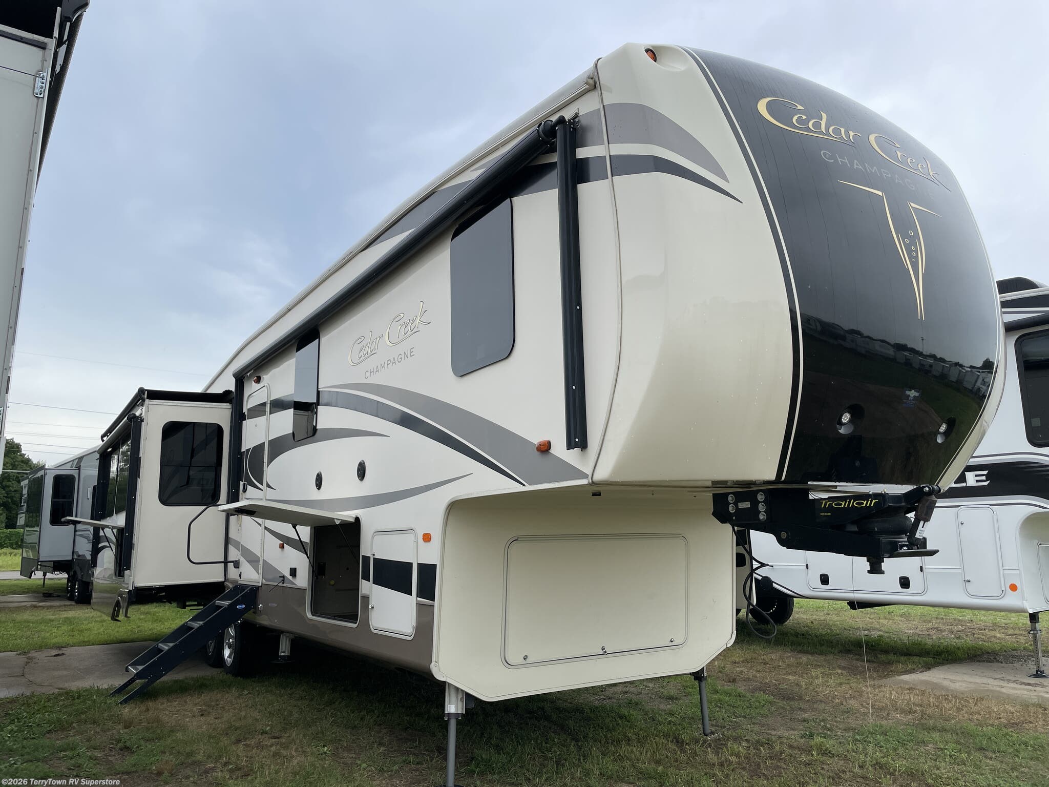 Used 2018  Forest River Cedar Creek Champagne Edition 38EL by Forest River from TerryTown RV Superstore in Grand Rapids, MI