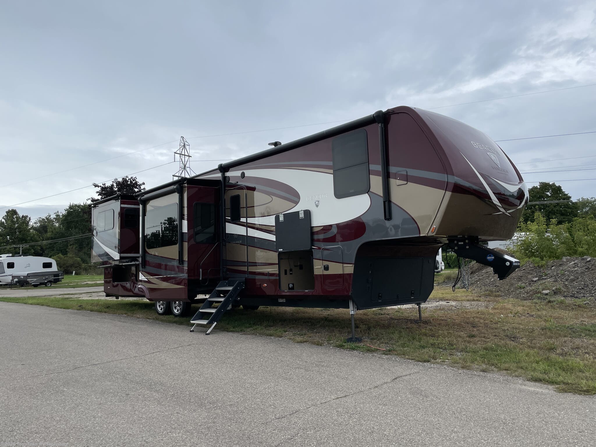 Used 2020  Vanleigh Beacon 42RDB by Vanleigh from TerryTown RV Superstore in Grand Rapids, MI