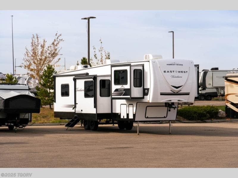 New 2026 East to West Tandara 390FL available in Greeley, Colorado