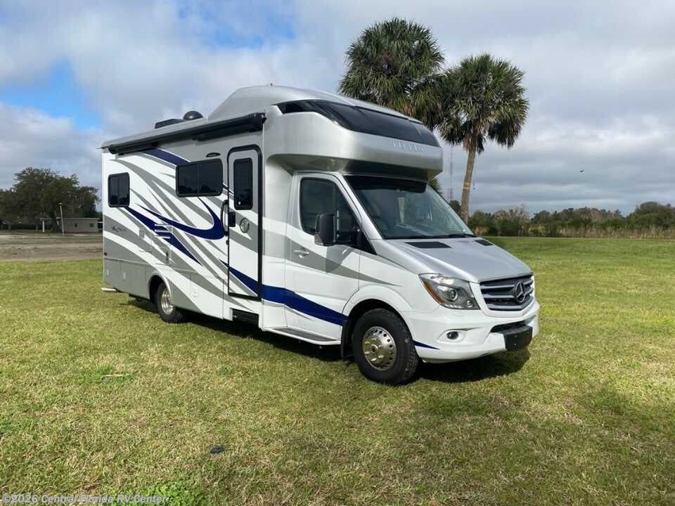 Used 2018  Tiffin Wayfarer 24 QW by Tiffin from Central Florida RV Center in Apopka, FL