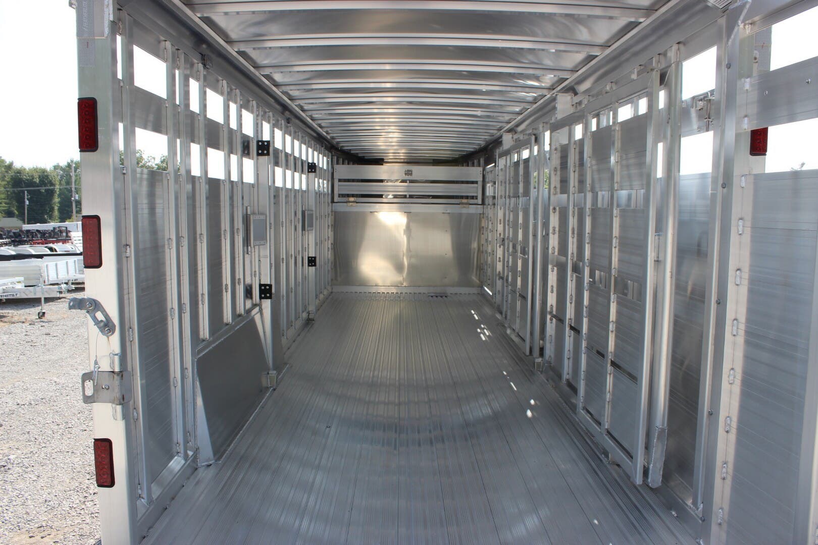 7x24 Cattle/Livestock Trailer for sale | New Featherlite 8127-7024 ...