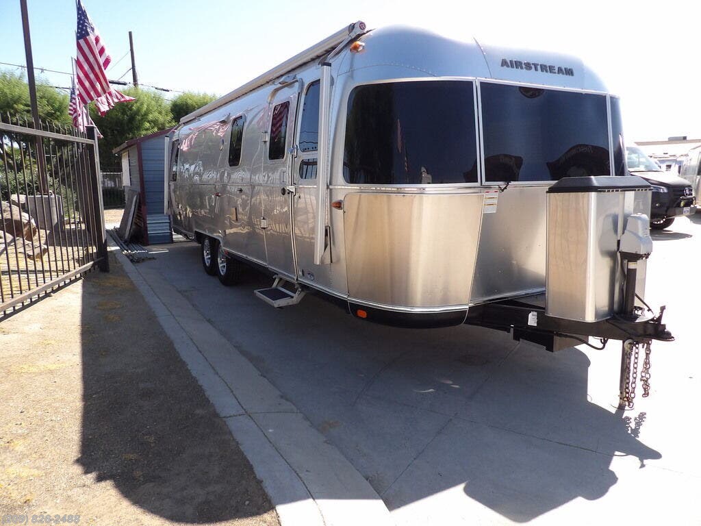 Used 2017  Airstream Classic 30 Twin by Airstream from Toscano RV in Los Banos, CA