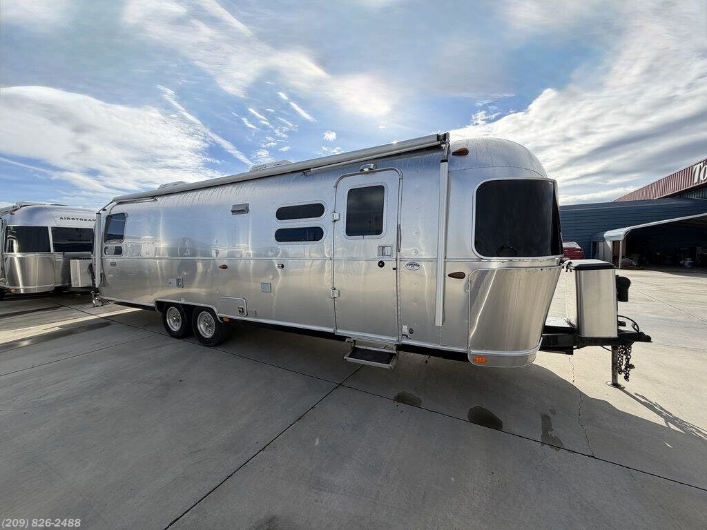 Used 2021  Airstream  Globetrotter® 30RBQ Queen Bed by Airstream from Toscano RV in Los Banos, CA