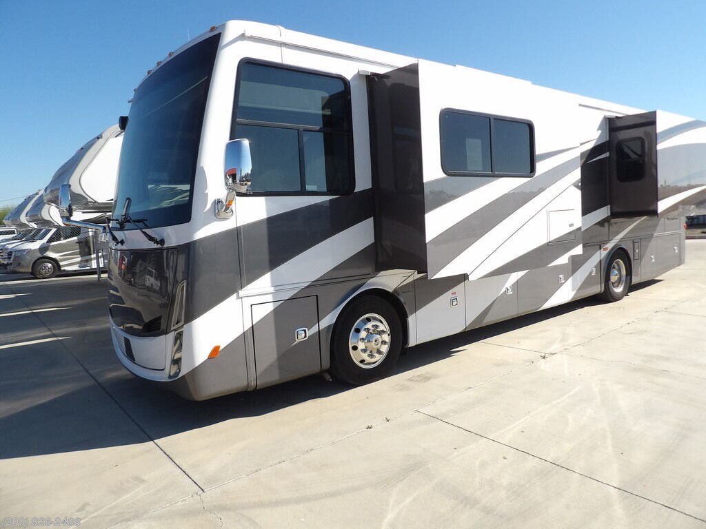 Used 2022  Tiffin Allegro Breeze 33 BR by Tiffin from Toscano RV in Los Banos, CA
