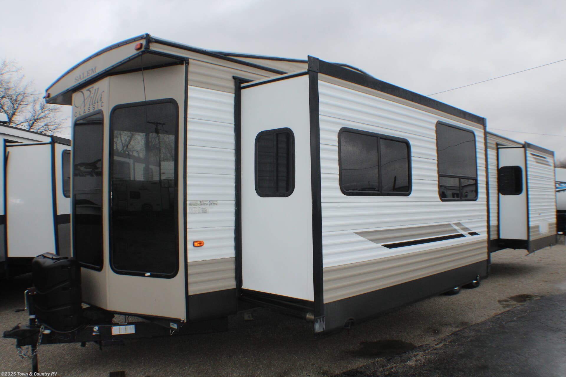 Used 2019 Forest River Salem Villa 353FLFB available in Clyde, Ohio