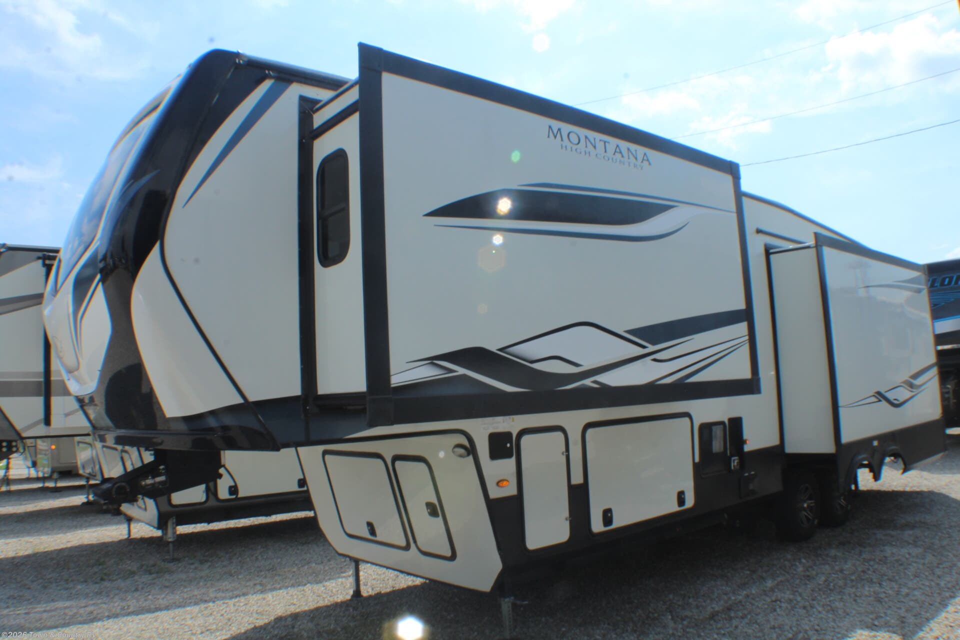 Used 2023  Keystone Montana High Country 295RL by Keystone from Town & Country RV in Clyde, OH