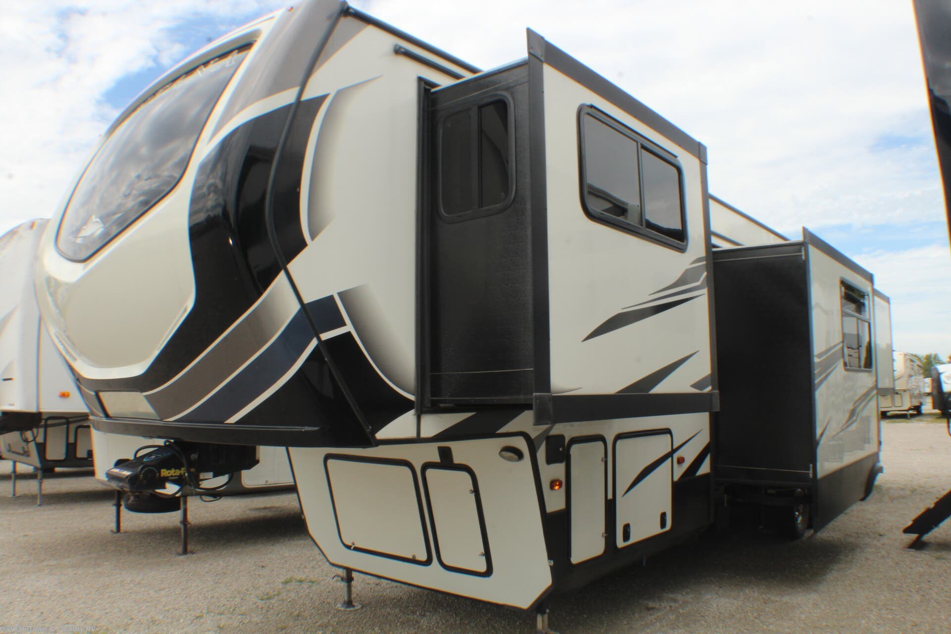 Used 2021  Keystone Montana High Country 383TH by Keystone from Town & Country RV in Clyde, OH