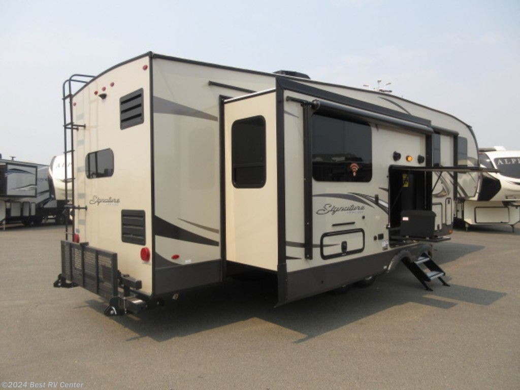 Fifth Wheel - 2019 Forest River Rockwood Signature Ultra Lite 8290BS | TrailersUSA 2019 Forest River Rockwood Signature Ultra Lite