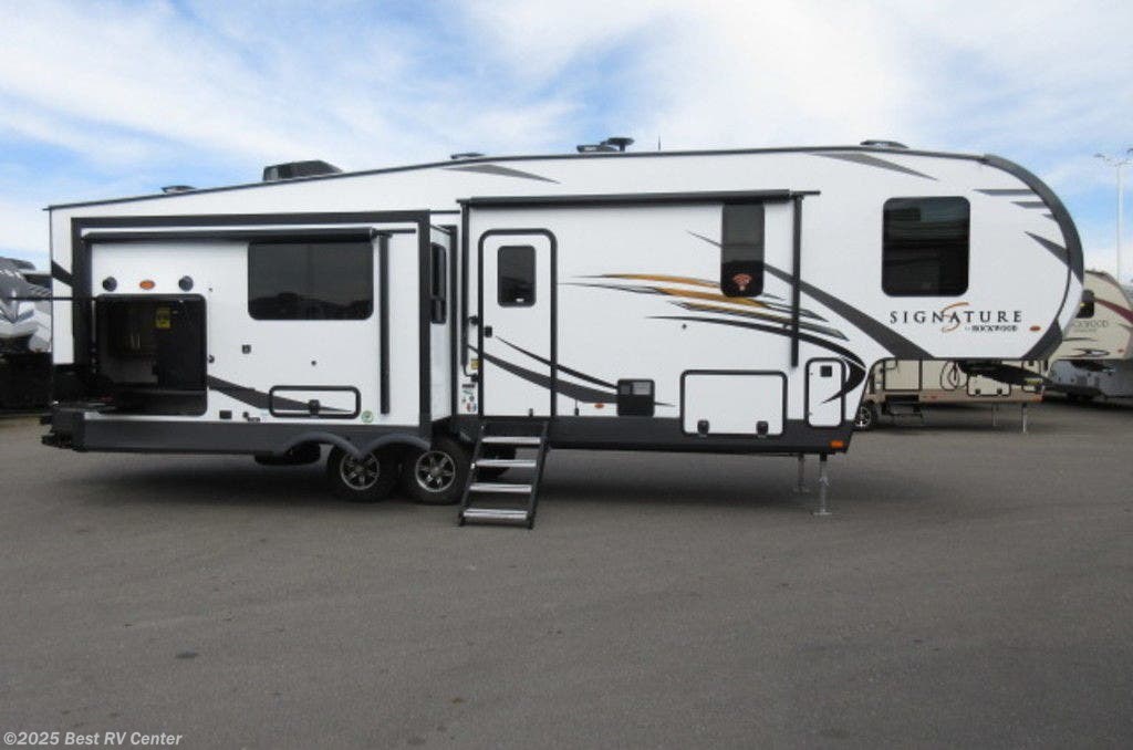 Fifth Wheel 2020 Forest River Rockwood Signature Ultra Lite 8288SB