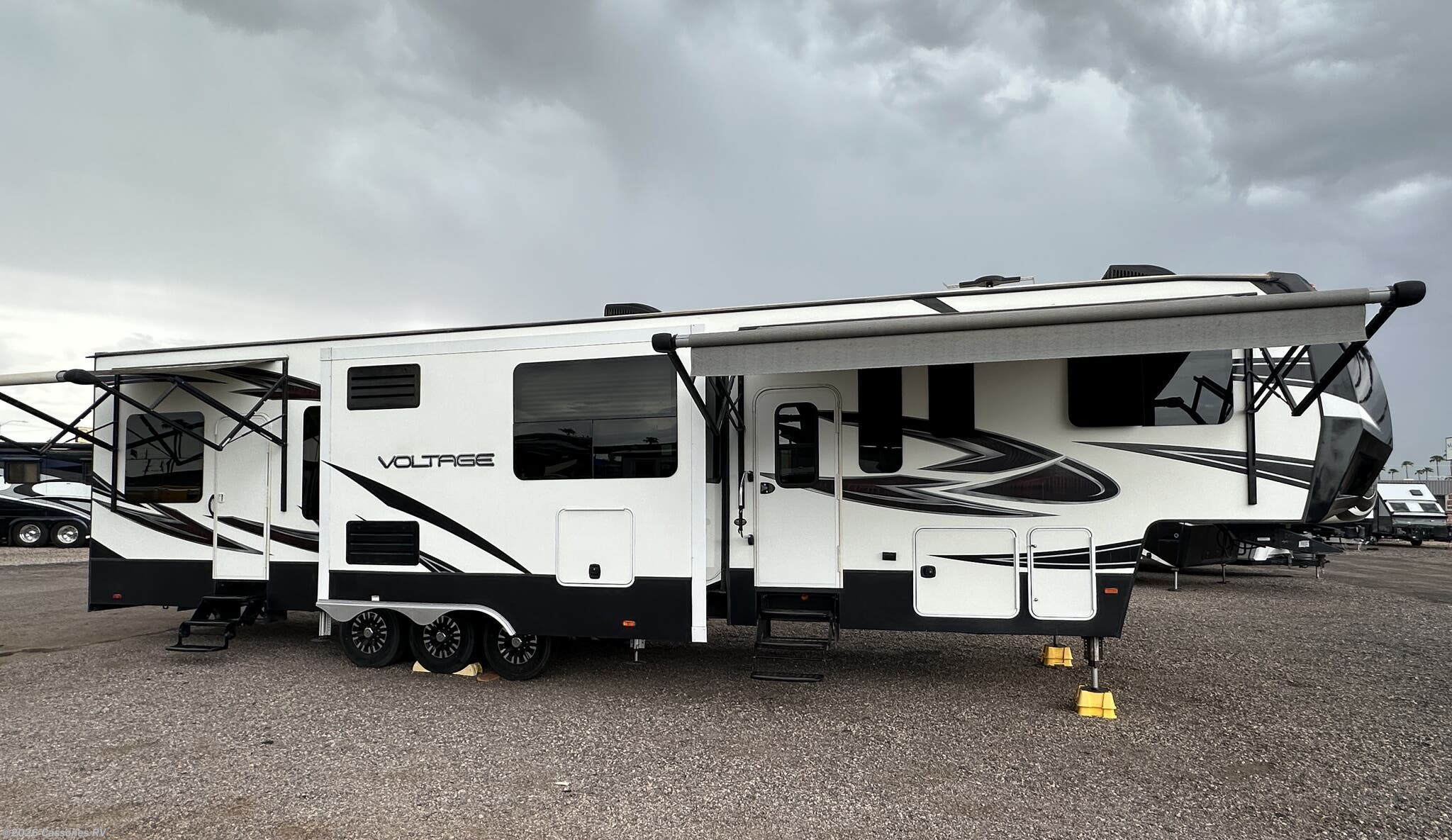Used 2017 Dutchmen Voltage M-4105 available in Mesa, Arizona