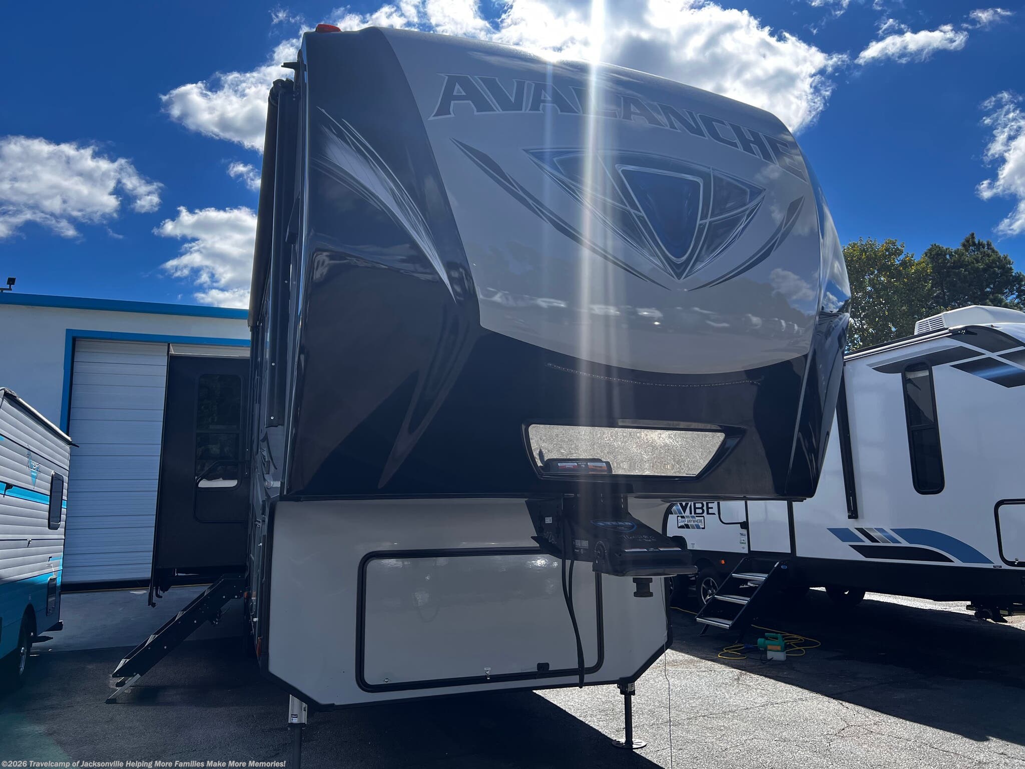 Used 2020  Keystone Avalanche 321RS by Keystone from Travelcamp of Jacksonville in Jacksonville, FL