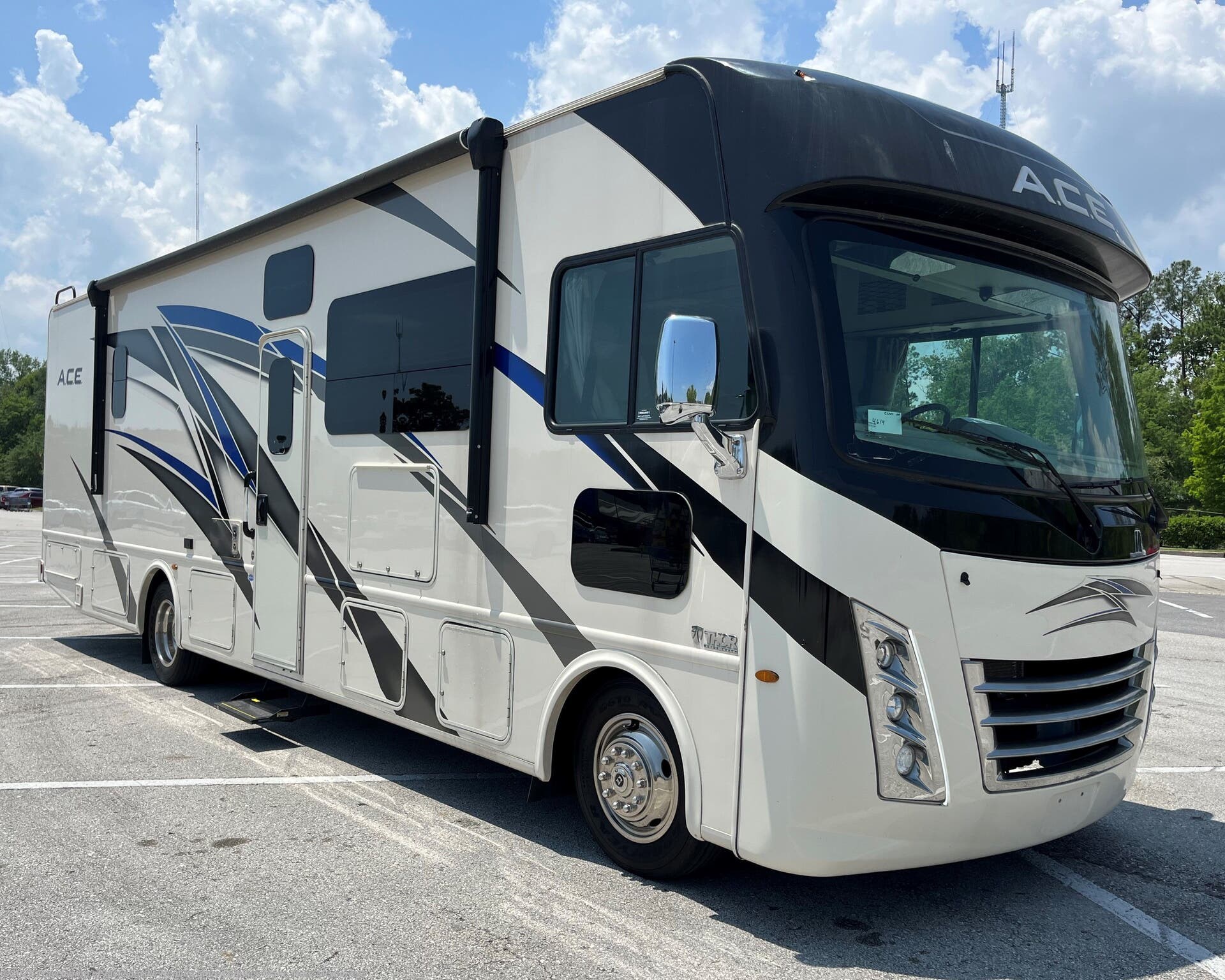 Used 2022  Thor  ACE 32.3 by Thor from Travelcamp of Jacksonville in Jacksonville, FL