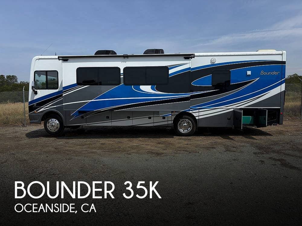 Used 2021  Fleetwood Bounder 35K by Fleetwood from Pop RVs in Oceanside, CA