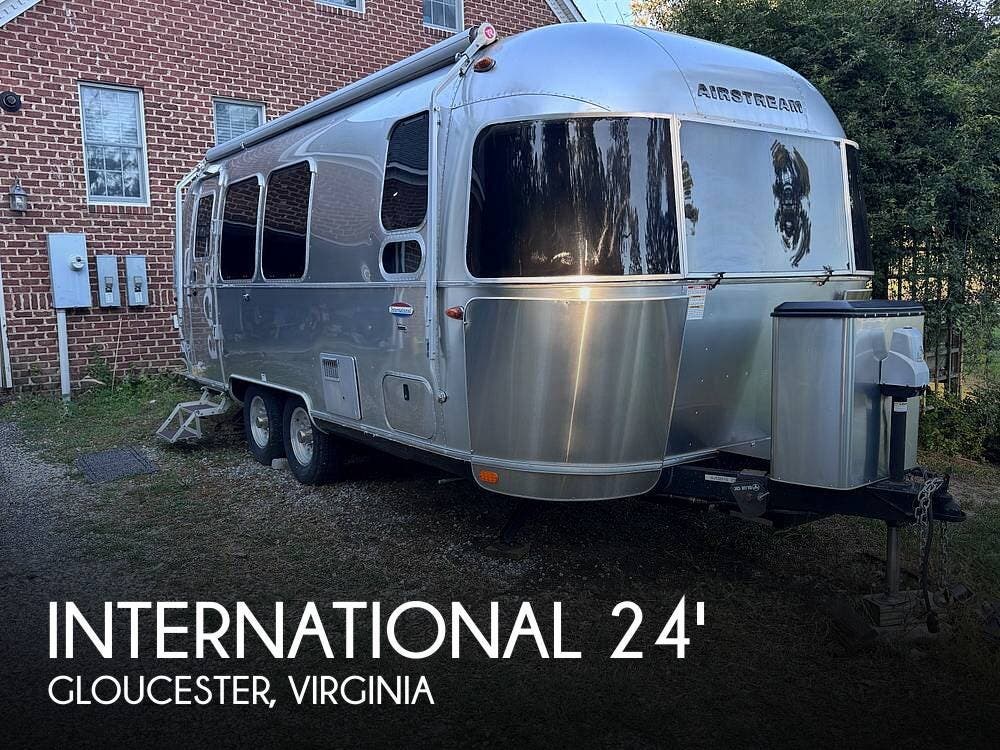 Used 2017  Airstream International Signature 23FB by Airstream from Pop RVs in Gloucester, VA