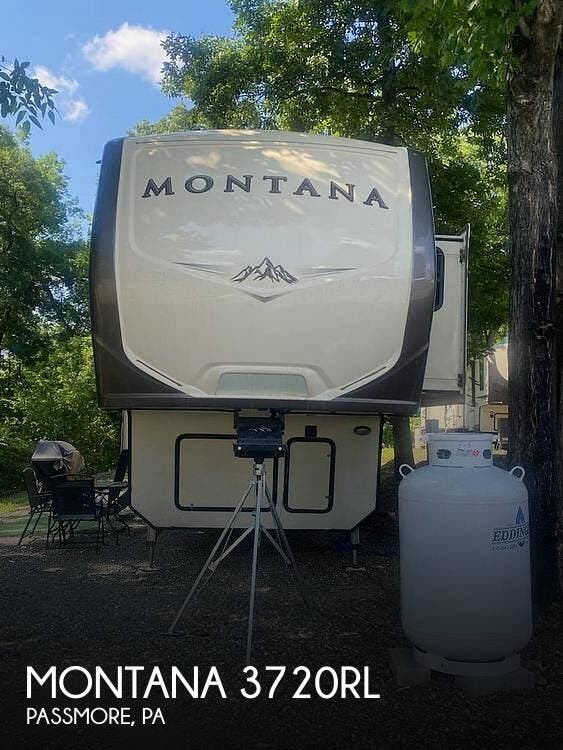 Used 2017 Keystone Montana 3720RL available in Bechtelsville, Pennsylvania