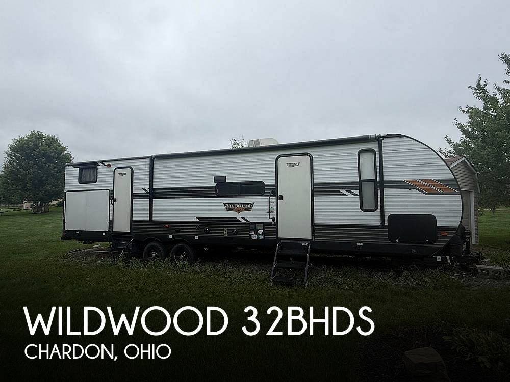 Used 2020  Forest River Wildwood 32BHDS by Forest River from Pop RVs in Chardon, OH