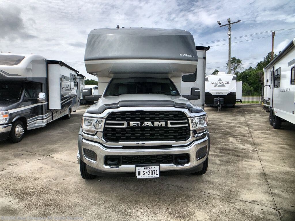 Used 2025 Dynamax Corp  ISATA 34DSD4X4 available in Alvin, Texas